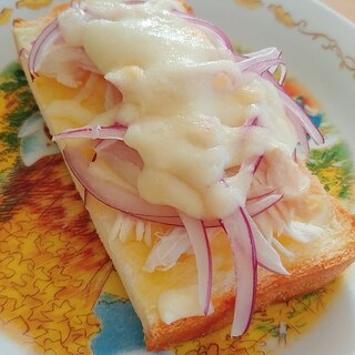 蒸し鶏と赤玉葱のチーズトースト